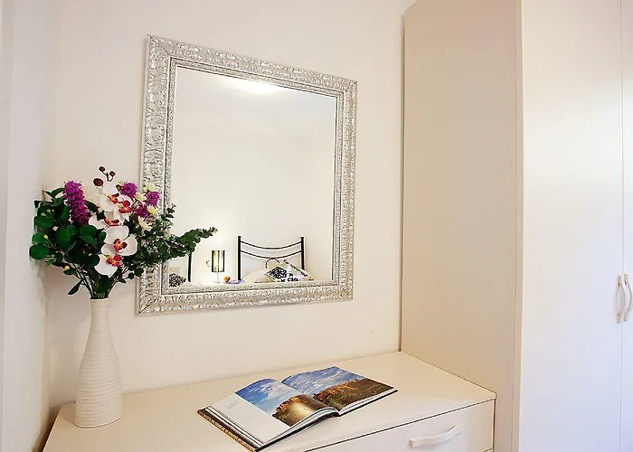 Bella Vista In With Pool Sleeps 6- By Italian