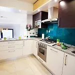 Bella Vista In With Pool Sleeps 6- By Italian