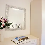 Bella Vista In With Pool Sleeps 6- By Italian