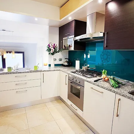 Bella Vista In With Pool Sleeps 6- By Italian