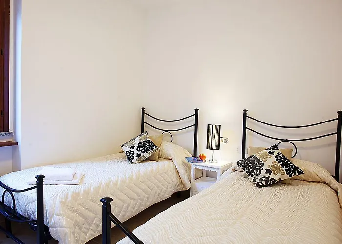 Bella Vista In With Pool Sleeps 6- By Italian