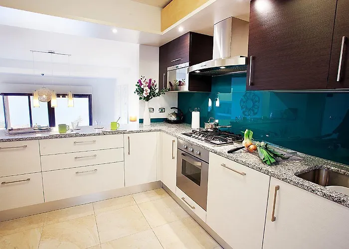 Bella Vista In With Pool Sleeps 6- By Italian